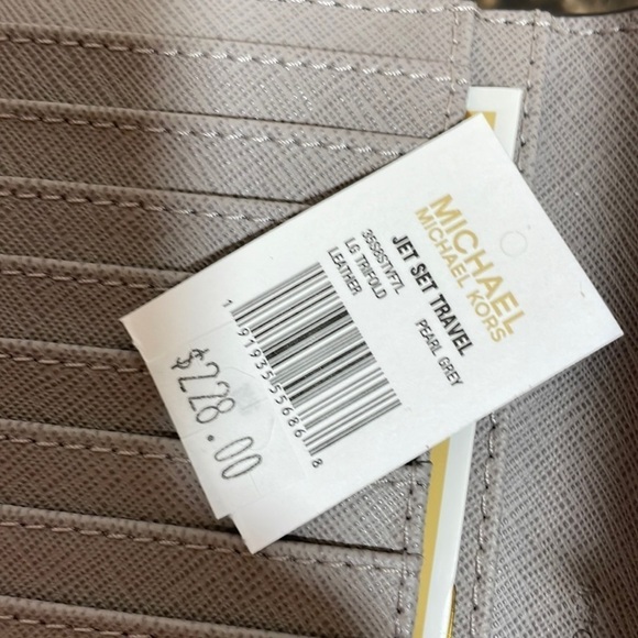 Michael Kors Jet Set Travel trifold wallet - Picture 7 of 9